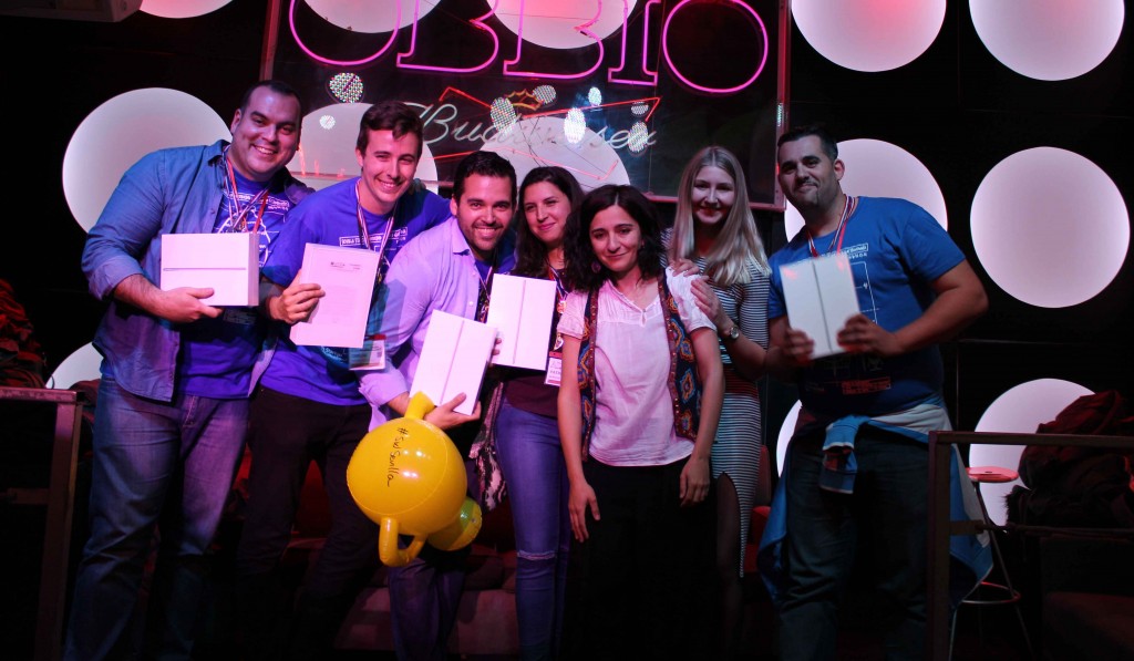 El equipo ganador del Startup Weekend Sevilla 2016 recoge su premio.