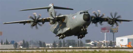 El avión militar A400M durante el despegue de su primer vuelo en 2009