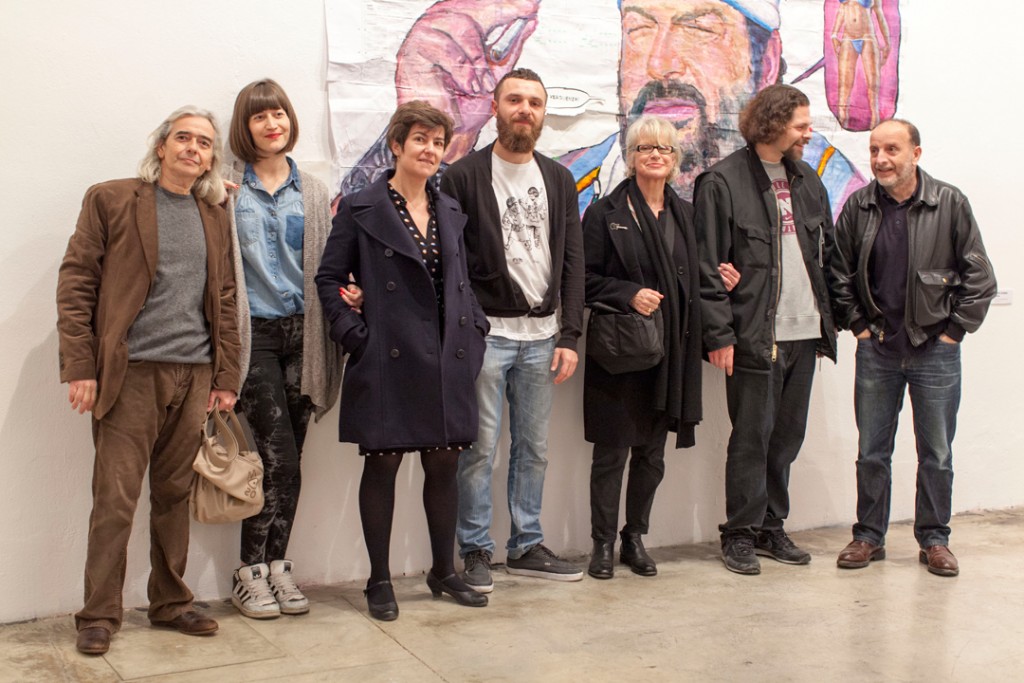 Laura Calvarro (segunda por la izquierda) y Selena (cuarto), en Delimbo, con artistas en la inauguración de la exposición Mr.Kern