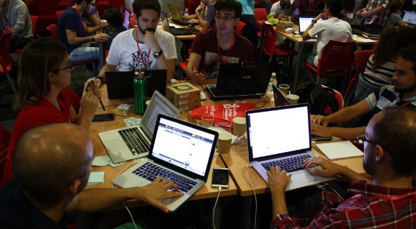 Foto de participantes trabajando durante el Sevilla Startup Weekend de Gamificación y Videojuegos