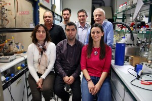 Ernesto Carmona y su grupo de investigación en los laboratorios del IIQ Sevilla
