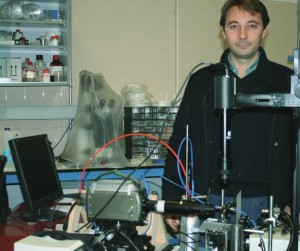 José Manuel Gordillo, en su laboratorio en la Universidad de Sevill