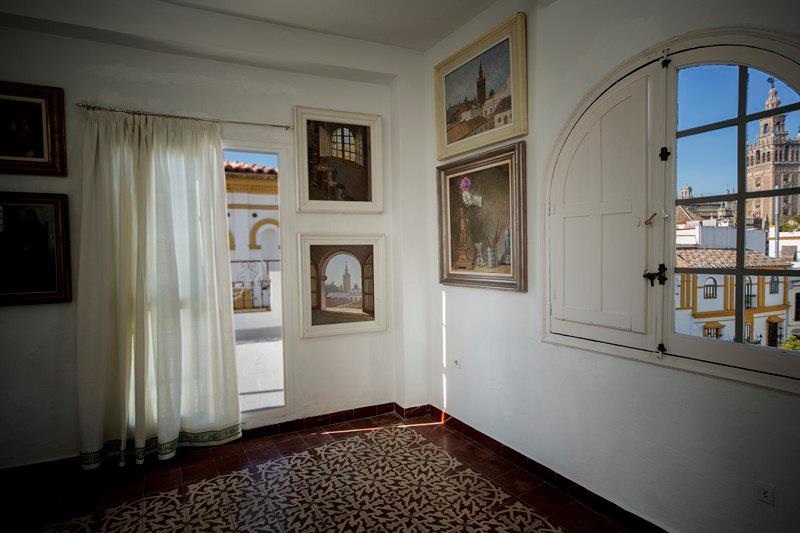 Vistas de La Giralda desde una de las salas de exposiciones de la Fundación Amalio