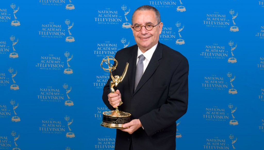 Manolo Romero con el Emmy de honor.