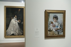 En primer plano, 'Niña con muñeca', de Ignacio Pinazo (s. XIX). Fotografía: Fundación Cajasol