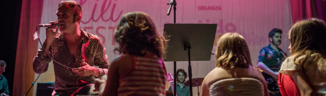Niños en el concierto de Los Sentíos durante el Lilifest 2015. Fotografía de Juan Luis Morilla 