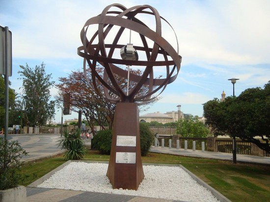 "Milla Cero", monumento que conmemora el lugar de partida de la Expedición de Magallanes el 10 de agosto de 1519 situado en el barrio de Los Remedios, junto al antiguo Muelle de las Mulas. Autor: Juanogmir