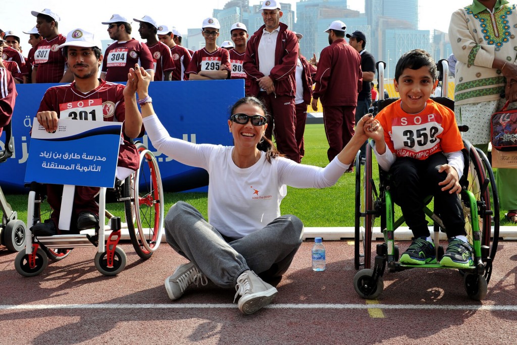 La italiana Giusy Versace, atleta paralímpica con dos piernas ortopédicas, en una actividad de Save the Dream con niños discapacitados.