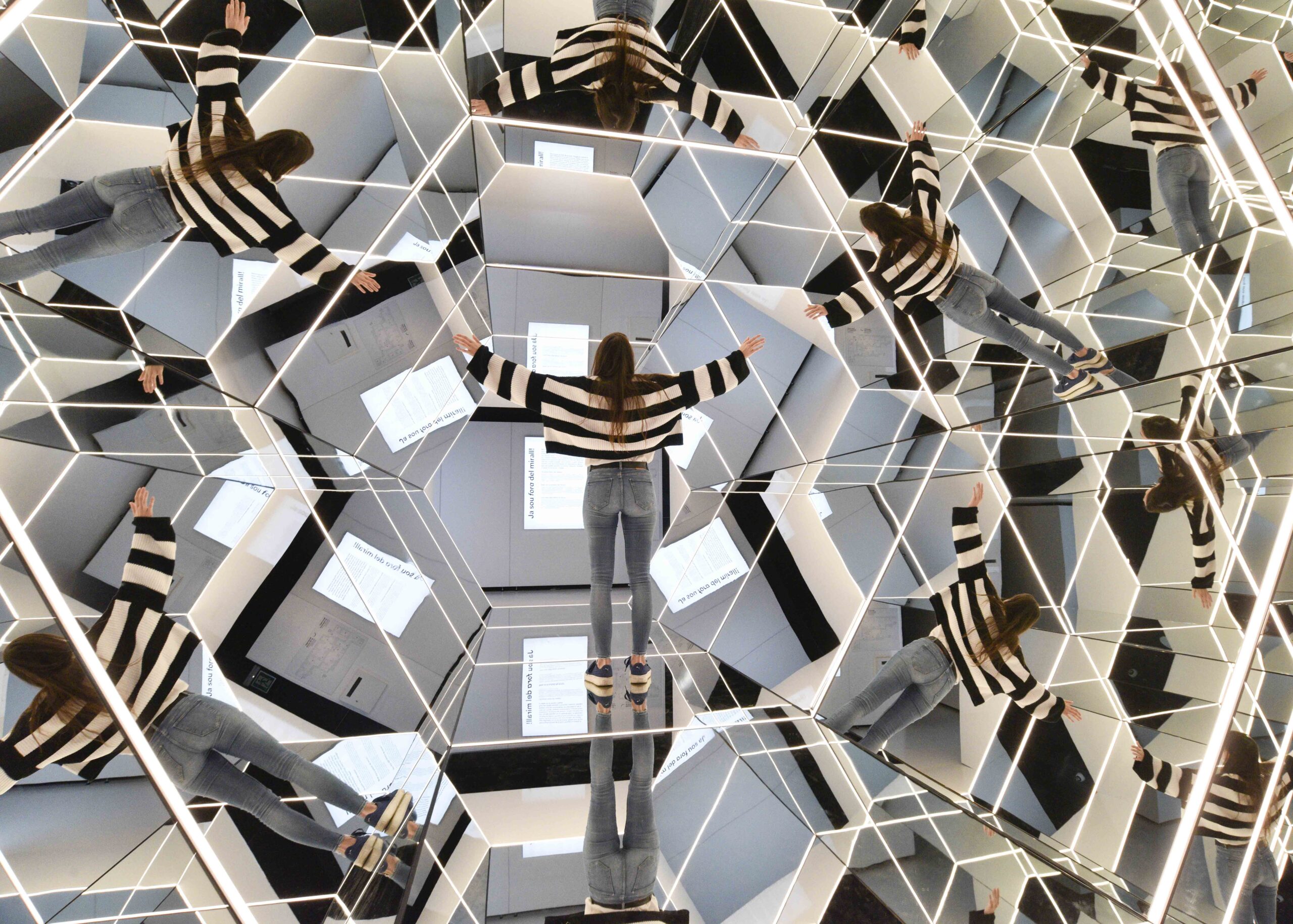 La exposición interactiva ‘Espejos’ en Caixaforum:  conocer la ciencia que hay detrás del reflejo